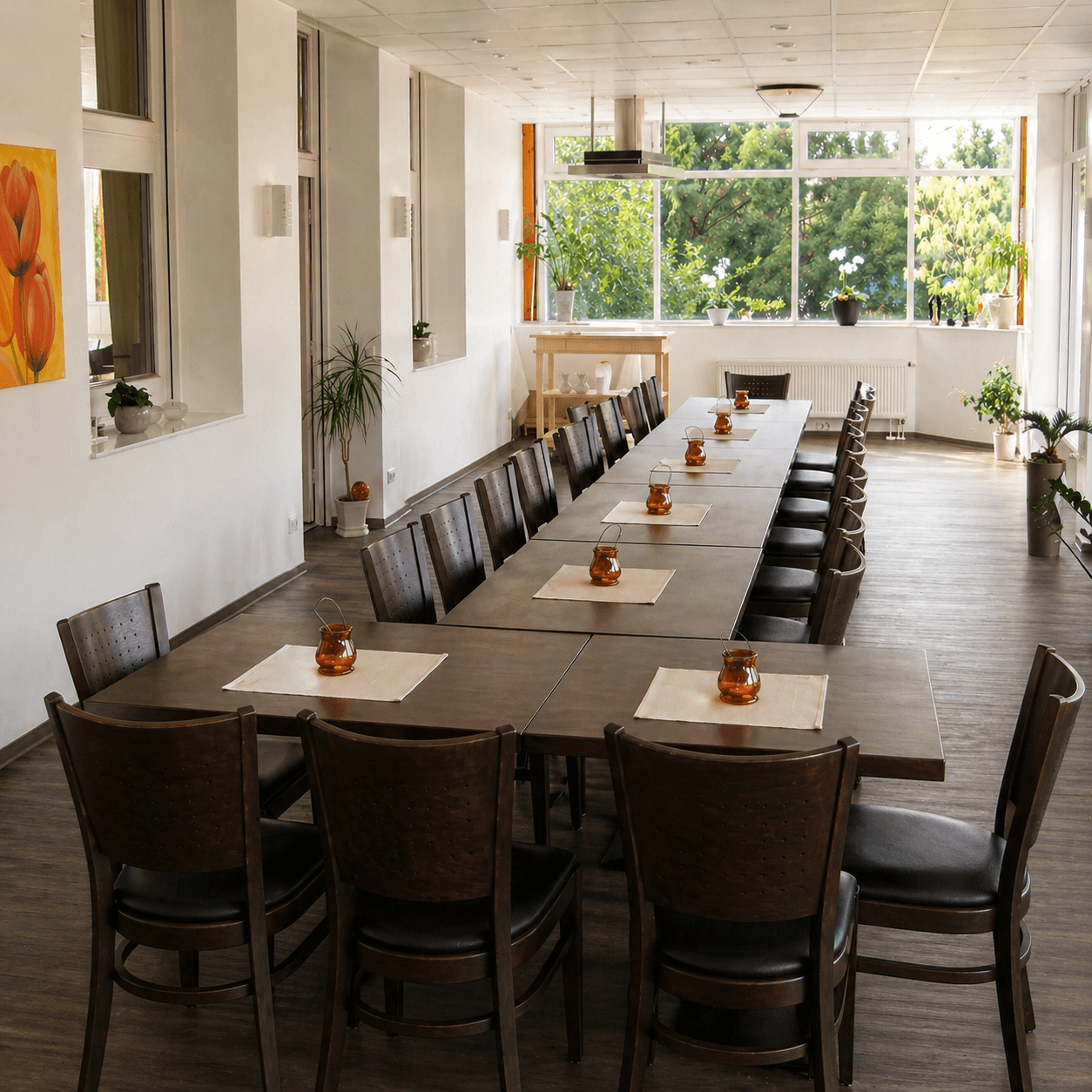 Niko am Park · Veranstaltungssaal mit langer eingedeckter Tafel
